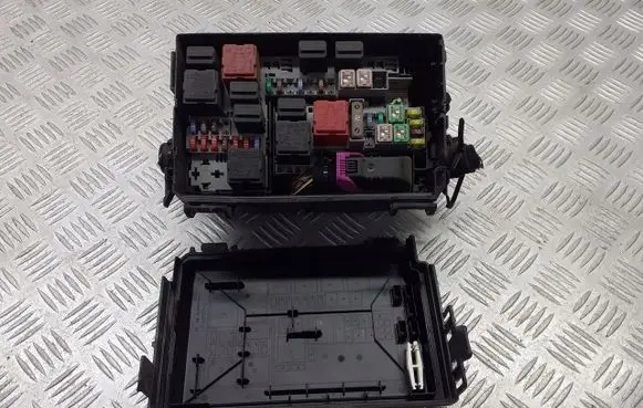 Opel Corsa D Fuse box cover 13246936