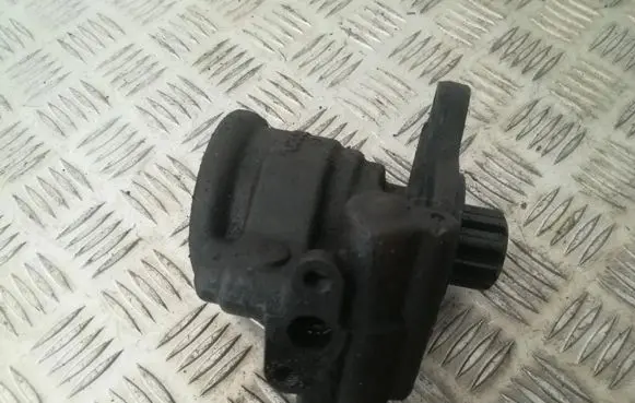 Toyota Yaris Power steering pump 26020