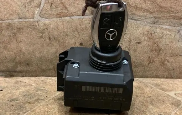 Mercedes-Benz C W204 Ignition lock A2079057201