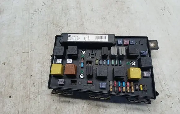 Opel Zafira B Fuse box set 1534937 743381 13206748