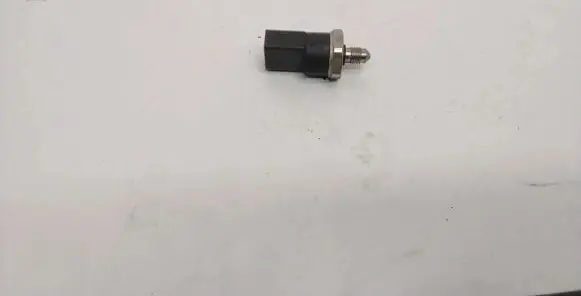 Volkswagen Golf IV Fuel pressure sensor 06D906051A