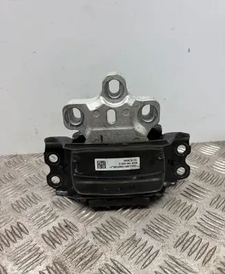Volkswagen Tiguan Engine mount bracket 5QA199555C
