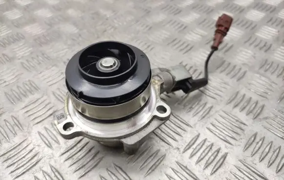 Volkswagen PASSAT B8 Water pump 010157802KT
