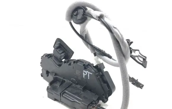 Volkswagen Touran III Rear door lock 5TA839016H