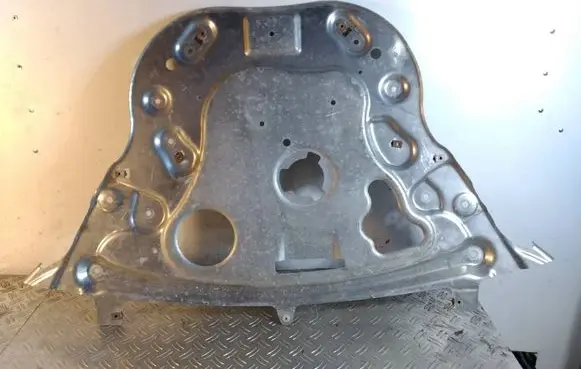 BMW 5 F10 F11 Engine splash shield/under tray 6777727
