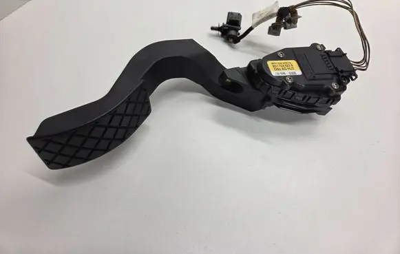 Accelerator throttle pedal