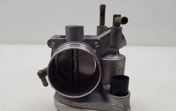 Volkswagen Golf IV Throttle valve 06A133062S
