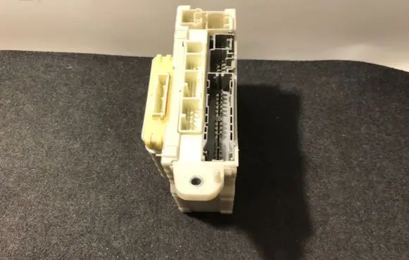 Lexus GS 300 350 430 450H Fuse module 8273030B60