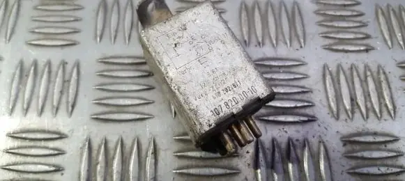 Mercedes-Benz E W124 Window wiper relay 1078200010