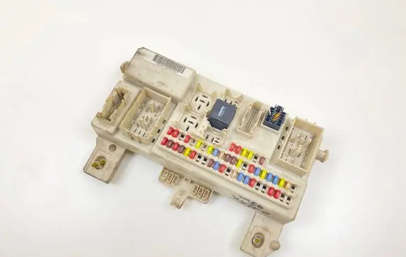 Ford Focus C-MAX Fuse module 4L84060040928 14A073 040928