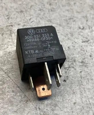 Volkswagen PASSAT B5 Other relay 3d0951253a