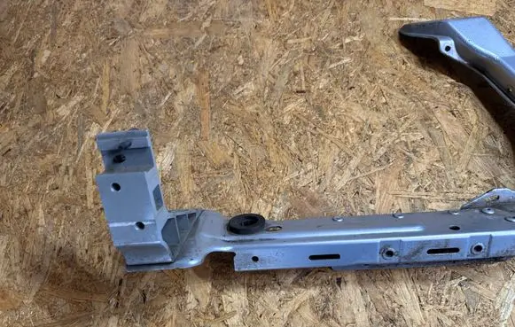 Jaguar F-Pace Headlight/headlamp mounting bracket HK8313N079A