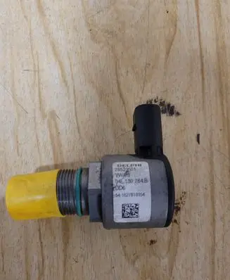 Volkswagen Golf VII Fuel pressure regulator 04L13764B 28523501