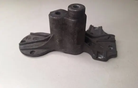 Engine mounting bracket