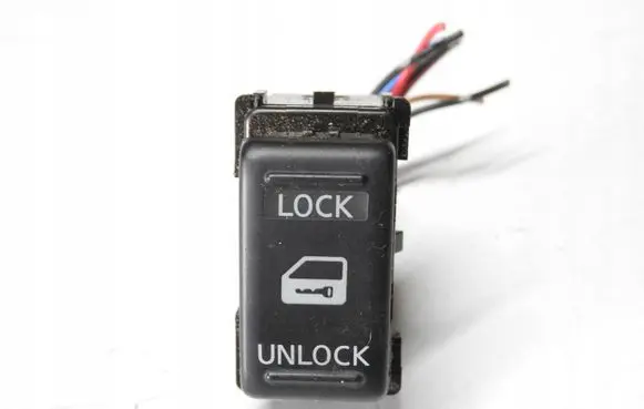 Nissan X-Trail T31 Tailgate/trunk/boot open switch M9RC830