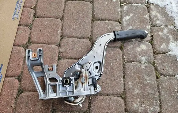 Opel Astra K Hand brake release handle 39021647