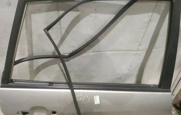 Toyota Corolla Verso E121 Rear door glass trim molding 