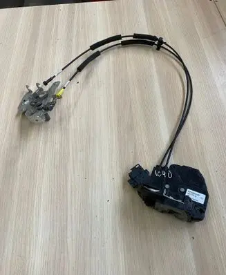 Opel Vivaro Sliding door lock 825039444R