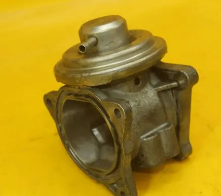Volkswagen PASSAT B6 EGR valve 038129637D