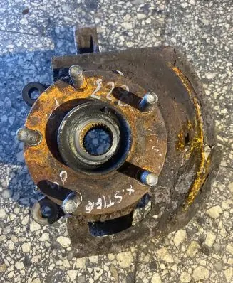 Nissan X-Trail T30 Front wheel hub