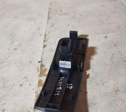 Hyundai Matrix Electric window control switch 9358017000