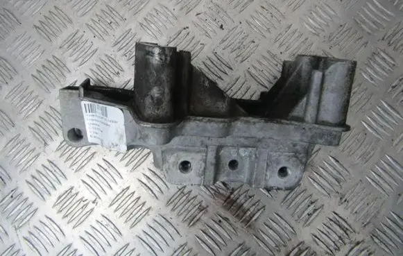 Engine mounting bracket