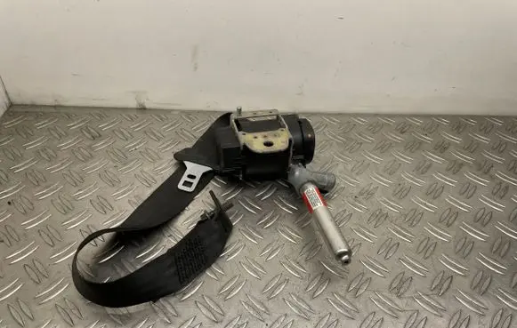 Volvo S80 Rear seatbelt 8686416