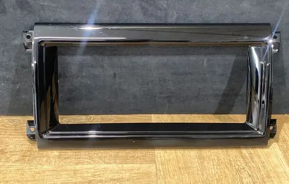 Land Rover Discovery 5 Radio/GPS head unit trim HY32047A04A