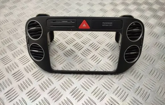 Volkswagen Golf Plus Radio/GPS head unit trim 5M0858071J 5M0819357