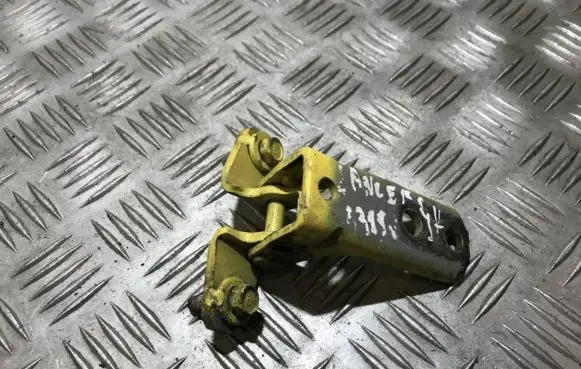 Mitsubishi Lancer Rear door lower hinge