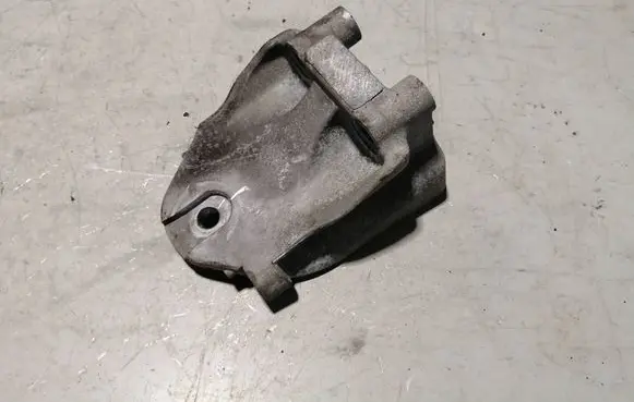 Nissan Pathfinder R52 Engine mounting bracket