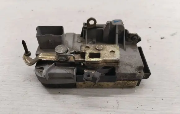 Peugeot 807 Front door lock (next to the handle) 