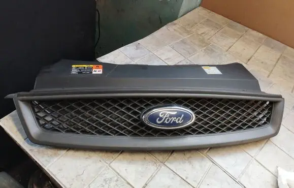 Ford Focus Front bumper upper radiator grill 4M518200AJ 4M518200BJ