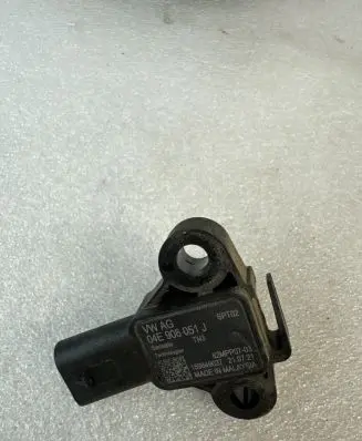 Audi A3 8Y Air pressure sensor 04E906051J