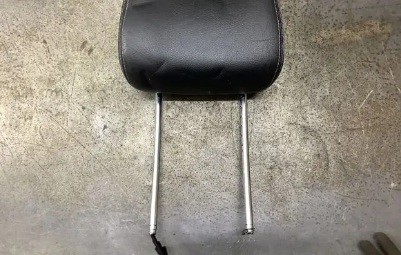 Mercedes-Benz GL X164 Front seat headrest 