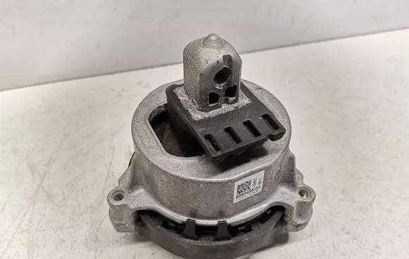 Engine mount bracket