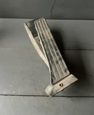 Accelerator throttle pedal