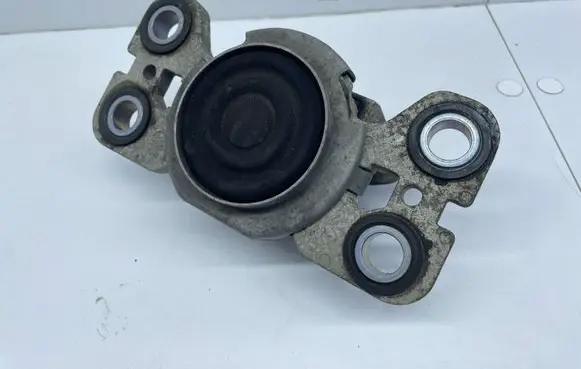 Engine mount bracket