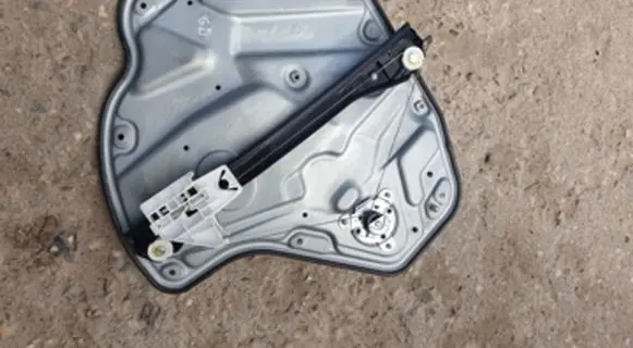 Skoda Octavia Mk2 (1Z) Front door manual window regulator 117795G