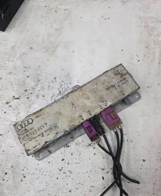 Audi A4 S4 B7 8E 8H Aerial antenna amplifier 8E9035225P