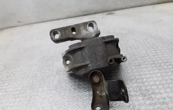 Volkswagen Touran I Engine mount bracket 1K0199262