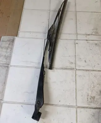 Rear wiper blade arm