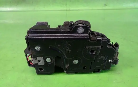 Volkswagen Caddy Front door lock 3D1837015AB