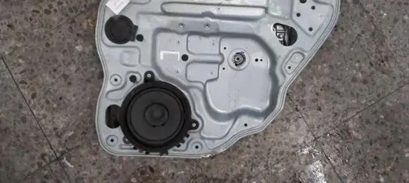 Volvo S40 Rear window lifting mechanism without motor