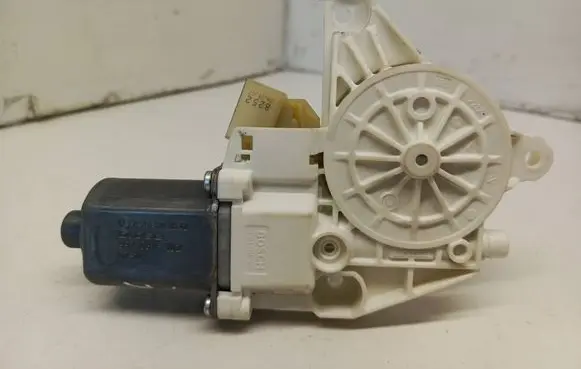 Mercedes-Benz ML W164 Front door window regulator motor 0130822272