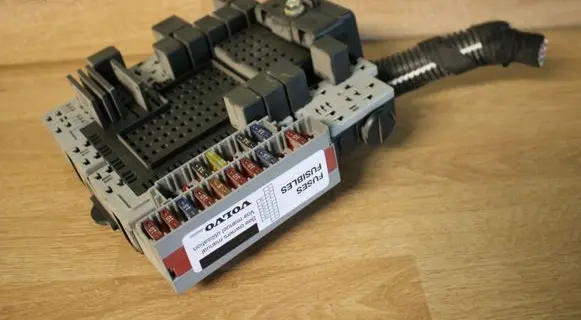 Volvo S60 Fuse module 08679899