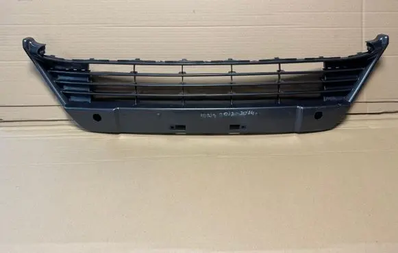 Toyota Auris E180 Front bumper lower grill 5311202390