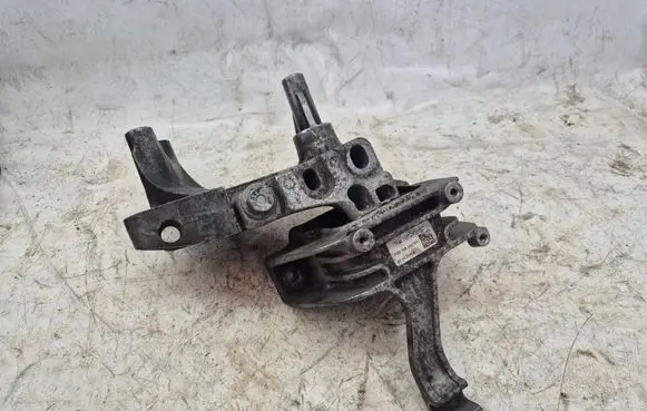Volkswagen PASSAT B8 Engine mount bracket 5Q0199262BH 02042015