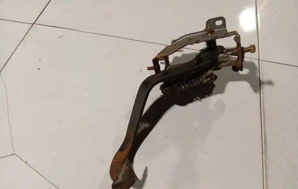Mitsubishi Pajero Sport I Clutch pedal 