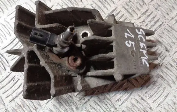 Engine mounting bracket